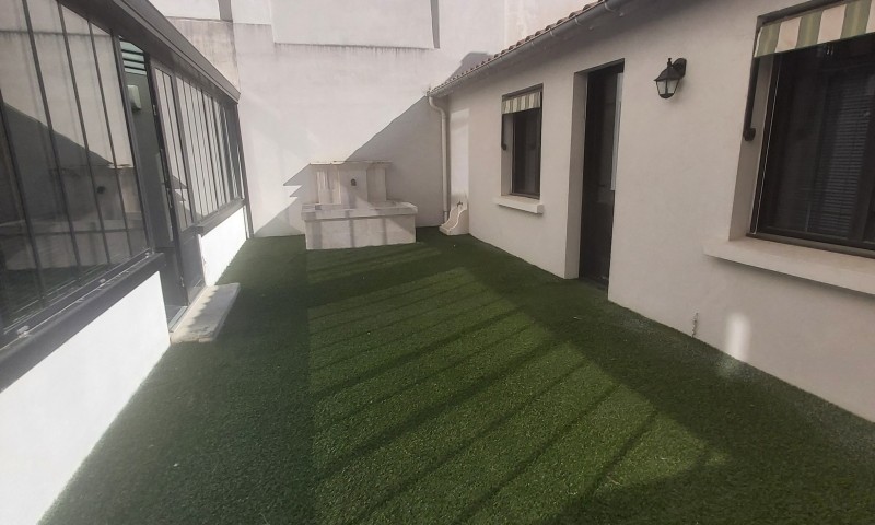 VILLA AVEC DEPENDANCE A LOUER A L'ANNEE